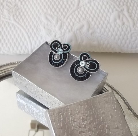 Bijou artisanal - Boucles "décalées" bleu