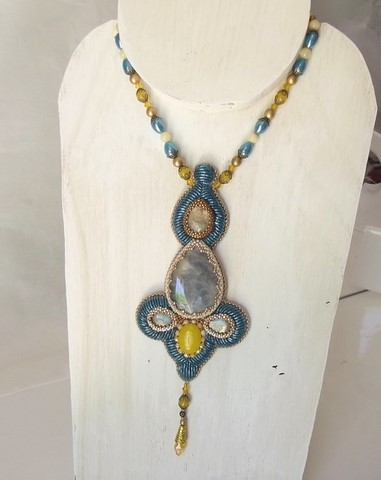 collier brodé à l'aiguille - collier bombay
