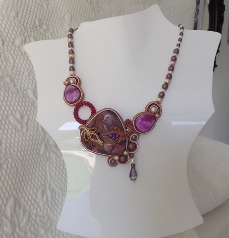Collier brodé à l'aiguille "Décalé rose"