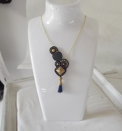 Collier brodé à l'aiguille - collier DOLMEN