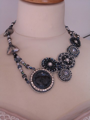 Colllier brodé à l'aiguille - collier El Contrario