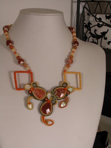 Colllier brodé à l'aiguille - collier Fleurs de feu