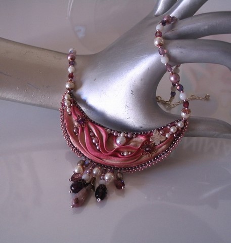 Colllier brodé à l'aiguille - collier Floraly