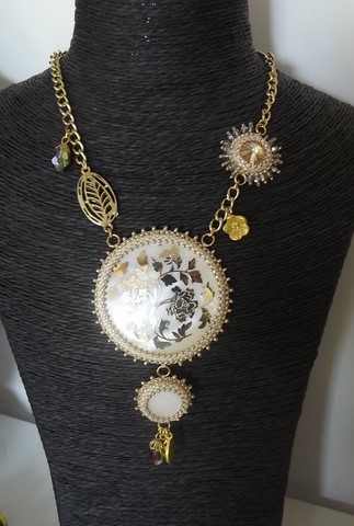 Colllier brodé à l'aiguille - collier Lucie Nacre