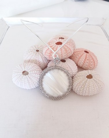 collier brodé à l'aiguille - collier Dolmen