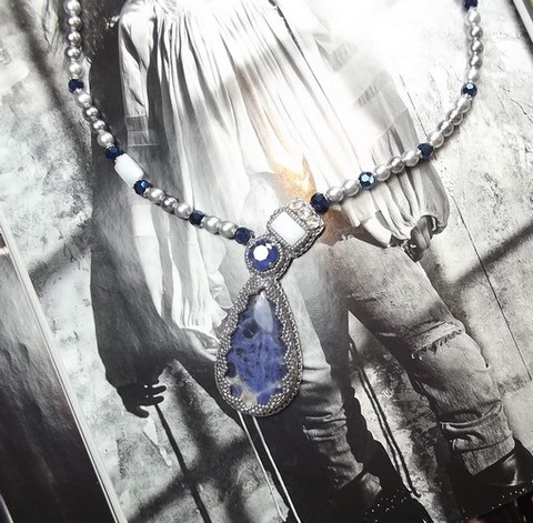 collier brodé à l'aiguille - collier moderne princesse