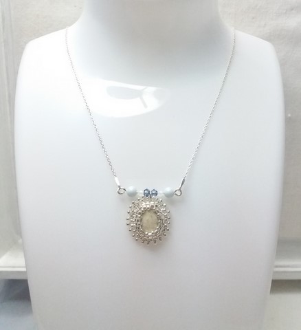 collier broé à l'aiguille - collier Pastel City