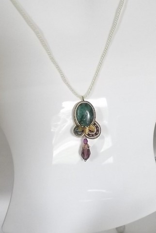 Colllier brodé à l'aiguille - collier "Petites feuilles"