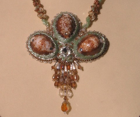 Bijou artisanal fait main créé avec des coquillages