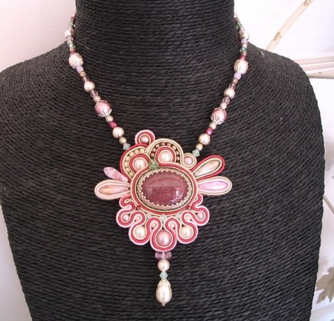 Colllier brodé à l'aiguille - collier Fou Romantique