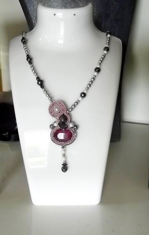 Collier brodé à l'aiguille - collier Rouge Douceur