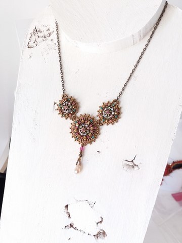 Collier brodé à l'aiguille - collier Sénorita