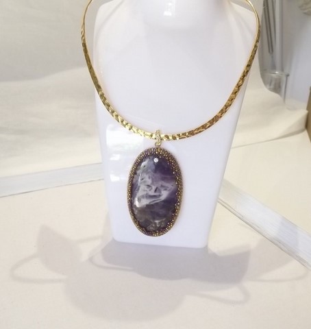 collier brodé à l'aiguille - collier AMYS