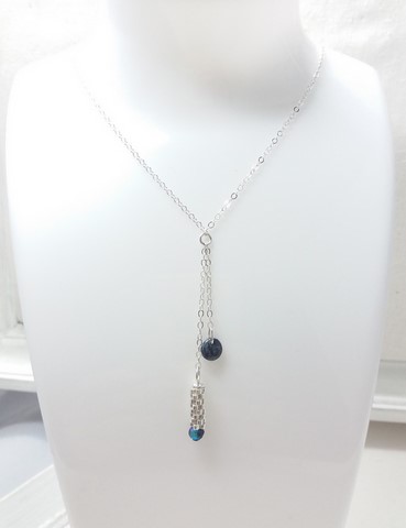 Collier brodé à l'aiguille - collier tub's city