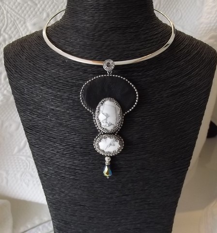 Colllier brodé à l'aiguille - collier yn air de rock