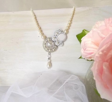 Colllier brodé à l'aiguille - collier Un jour