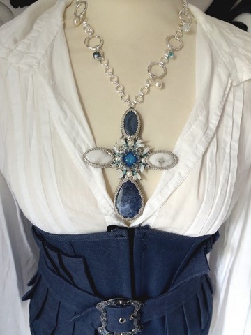 collier brodé à l'aiguille - sautoir croix Laguna Azul