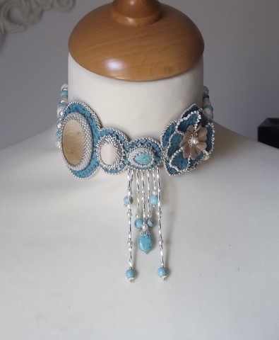 collier brodé à l'aiguille - ras de cou croco lagon