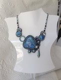 Collier brodé à l'aiguille - collier décalé bleu