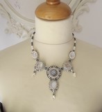 collier brodé à l'aiguille - collier Texane