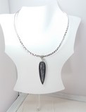 collier brodé à l'aiguille